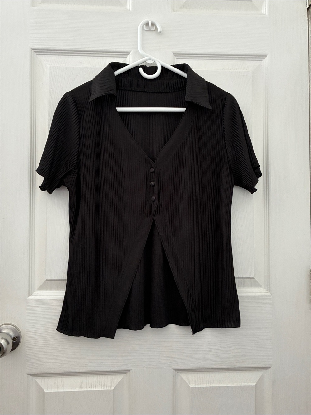 Black Collared V-Neck Short Sleeve Pleated Top